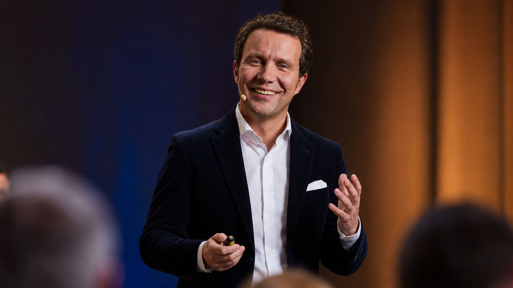 Prof. Dr. Burkhard von Freyberg als Redner auf der Bühne vor Publikum